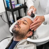 hairdresser washing hair of client Lavado capilar postoperatorio Istanbul Hair ES Prices in Turkey